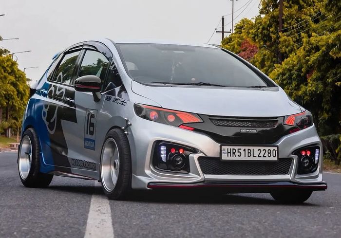 Tampilan depan modifikasi Honda Jazz GK5 asal India