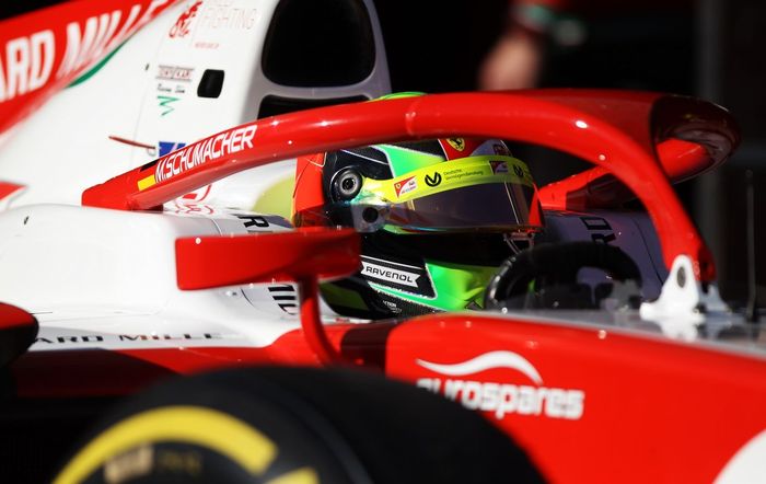 Mick Schumacher berpeluang memulai debutnya di ajang Formula 1 dengan tim Alfa Romeo Racing