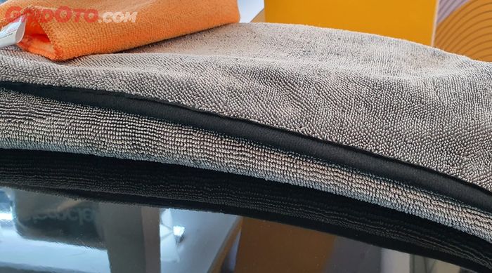 Daya serap microfiber towel bisa 7 kali dari berat microfiber towel itu sendiri.