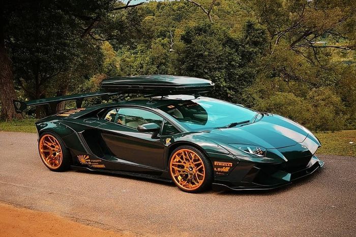 Modifikasi Lamborghini Aventador eye catching pakai roof box dan wide body Liberty Walk