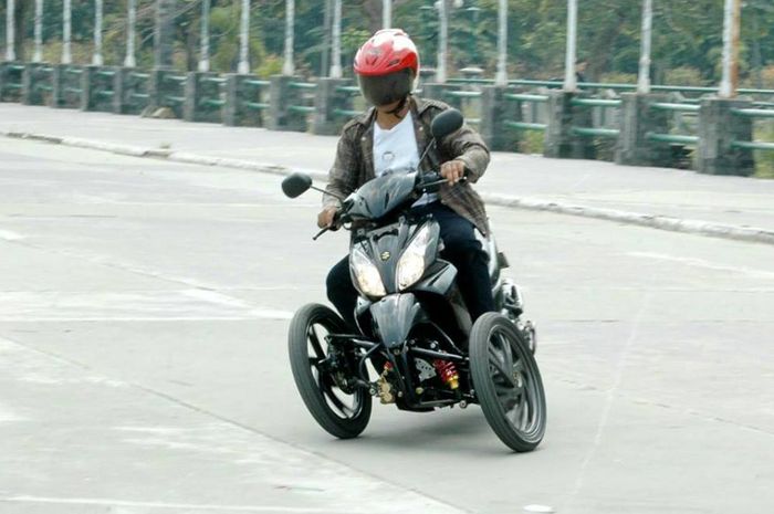Rubiyanto saat mengendarai salah satu motor trike dandanannya