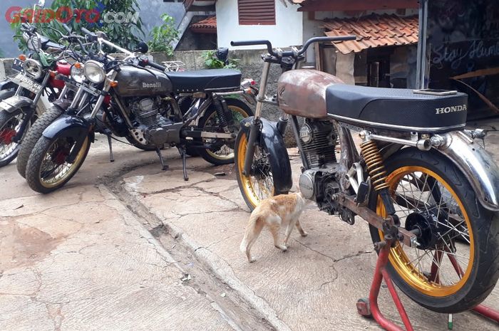 Beberapa hasil custom Honda CB klasik garapan mas Eko