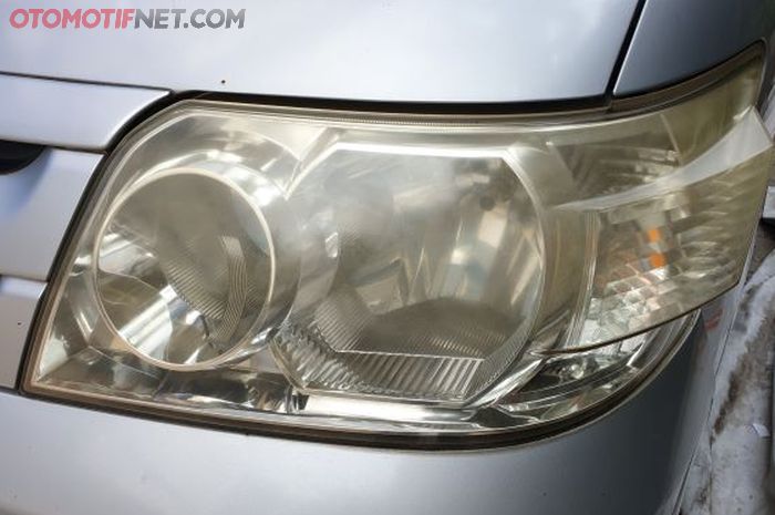 Ilustrasi mika headlamp Daihatsu Luxio M keluaran 2010  buram.