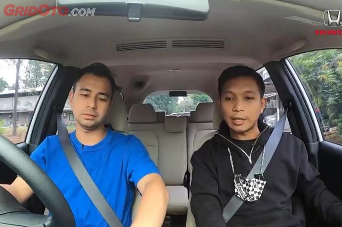 Raffi Ahmad mencoba test drive New Honda Mobilio.