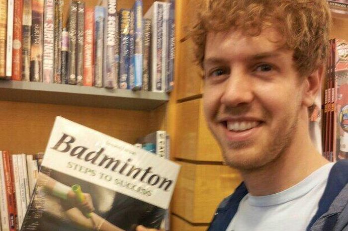 Sebastian Vettel dan buku mengenai badminton atau bulu tangkis. Salah satu olahraga yang disukai