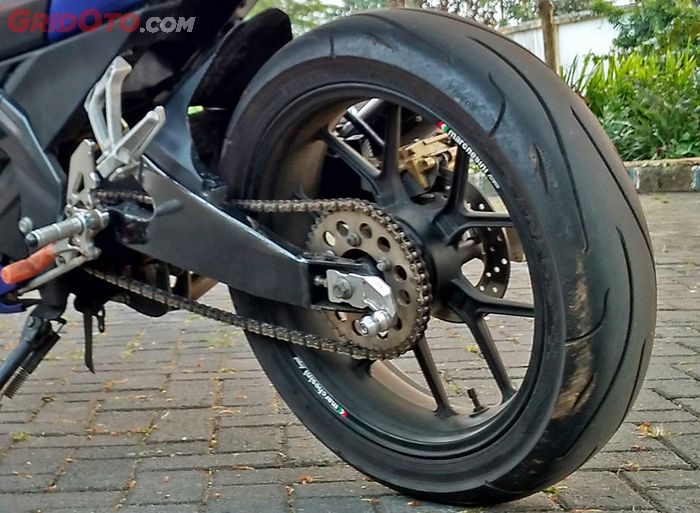 Ban belakang lebar, harus dikawinkan dengan swing arm R15