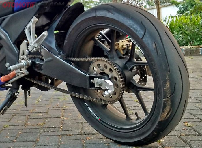 Ban belakang lebar, harus dikawinkan dengan swing arm R15