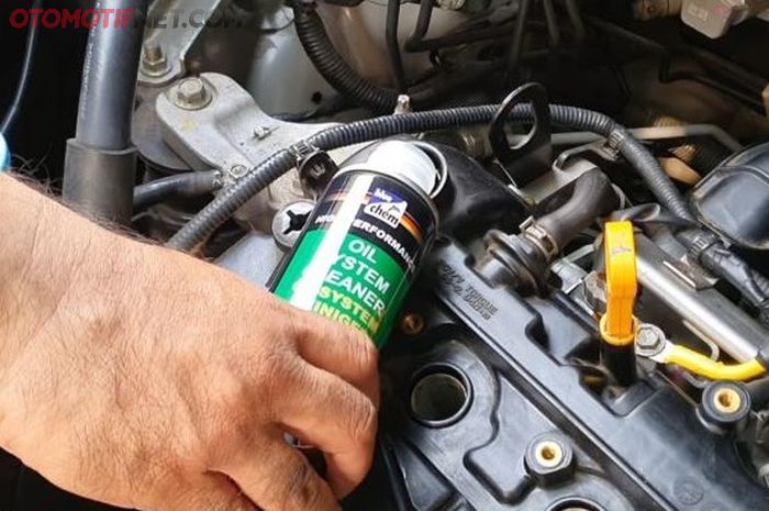 Ilustrasi pengaplikasian Oil System Cleaner Bluechem di Suzuki Ertiga Dreza.