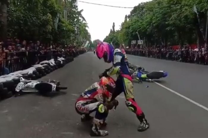 Dua pembalap saling pukul di even road race Bojonegoro
