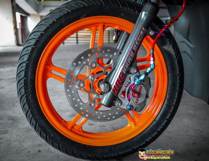 Rem depannya diupgrade dengan kaliper Frando dan cakram floating