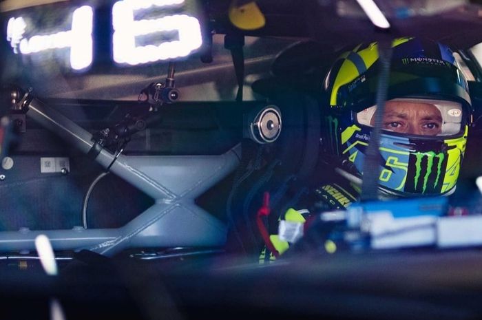 Ilustrasi Valentino Rossi balap mobil