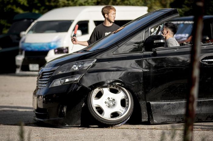 Modifikasi Toyota Vellfire beratap terbuka pasang pelek celong elegan