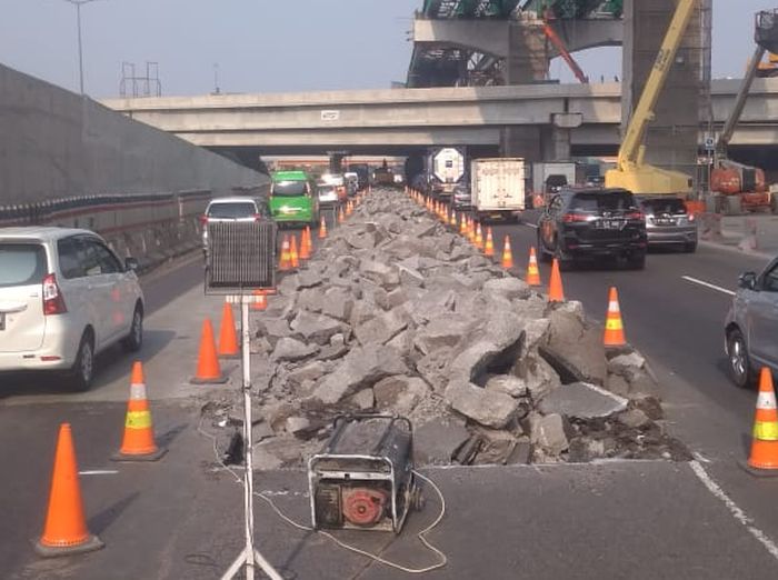 PT Jasa Marga (Persero) Tbk Cabang Jakarta-Cikampek kembali melakukan pekerjaan pemeliharaan jalan dengan metode rekonstruksi rigid di tol Jakarta-Cikampek.