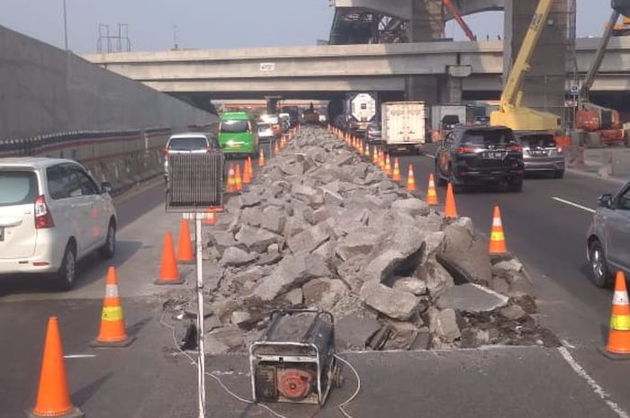 PT Jasa Marga (Persero) Tbk Cabang Jakarta-Cikampek kembali melakukan pekerjaan pemeliharaan jalan dengan metode rekonstruksi rigid di tol Jakarta-Cikampek.