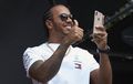 Lewis Hamilton Tabrak Penonton F1 Singapura Sampai HP-nya Jatuh, Cara Minta Maafnya Bikin Ngiri!