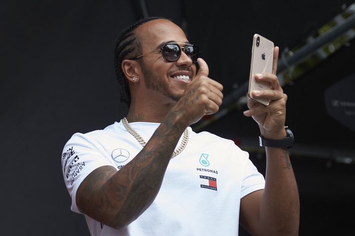 Lewis Hamilton saat penjumpai penggemarnya di sirkuit Monza, menjelang dimulainya F1 Italia