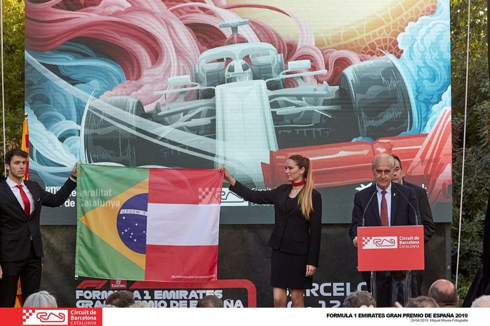 Bendera setengah Brasil dan Austria ini akan dikibarkan saat seremoni pemenang di atas podium GP F1 Spanyol 2019