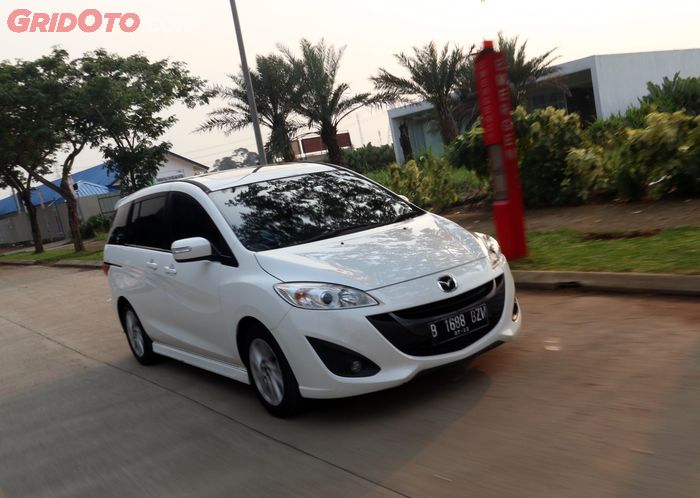 Mazda5 menggunakan transmisi otomatis 6 percepatan SKYACTIV-DRIVE