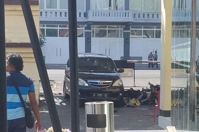 Di belakang Toyota Avanza, motor meledakan bom
