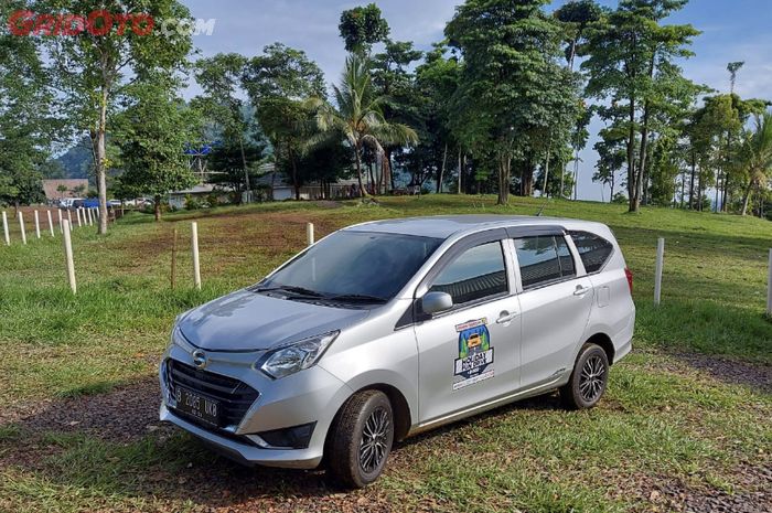 Daihatsu Sigra tiba di Wisata Agro Bukit Waruwangi, Kabupaten Serang, Banten.