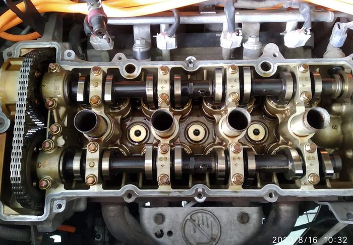 Kondisi jeroan cylinder head Suzuki Ertiga GL 2012 yang selalu tepat waktu ganti oli, terlihat bersih dari oil sludge 