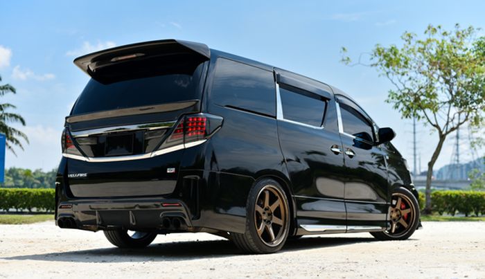 Tampilan depan modifikasi Toyota Vellfire asal Malaysia