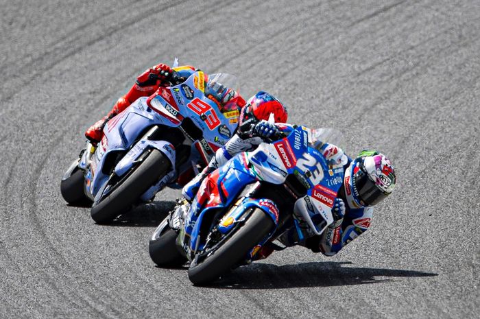 Enea Bastianini harus sungkem ke Marc Marquez yang berjasa membuatnya naik podium di MotoGP Italia 2024
