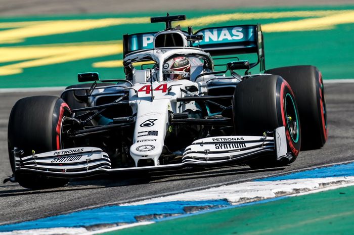 Pembalap Mercedes, Lewis Hamilton mengatakan ban tidak bekerja maksimal karena suhu lintasan terlalu tinggi di hari pertama F1 Jerman 2019