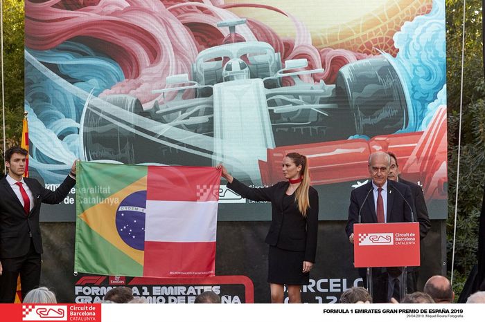 Bendera setengah Brasil dan Austria ini akan dikibarkan saat seremoni pemenang di atas podium GP F1 Spanyol 2019
