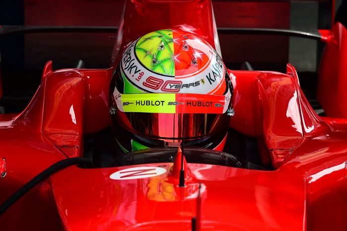 Mick Schumacher memakai livery helm khusus saat mengemudikan mobil Ferrari F2004 di sirkuit Hockenheim