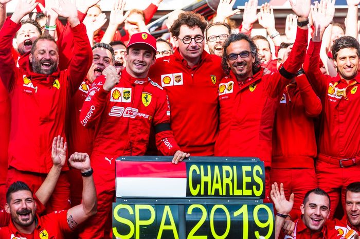 Kru tim Ferrari merayakan kemenangan pertama Charles Leclerc di balap F1 usai finish terdepan di F1 Belgia