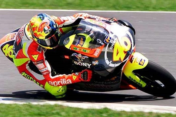 Bertahan dengan Aprilia, Rossi merengkuh gelar juara dunia di kelas 250cc pada 1999 bersama motor RS250