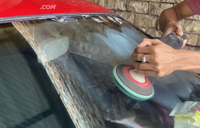 Kaca mobil berjamur bisa dihilangkan dengan obat poles khusus kaca.
