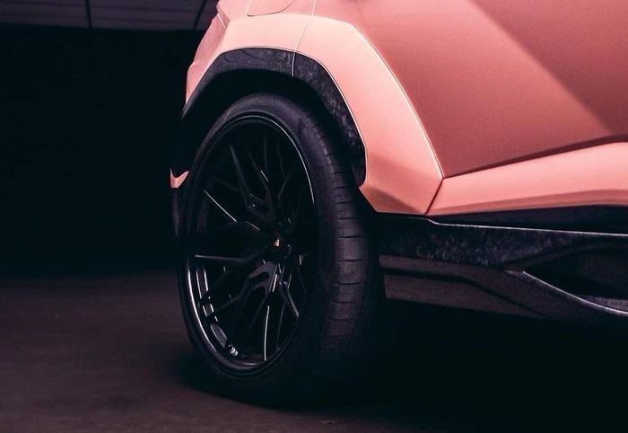 Modifikasi Lamborghini Urus berbaju pink ditopang pelek multi-spoke 24 inci