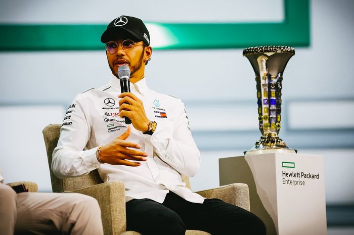 Lewis Hamilton dan trofi juara dunia F1 2018