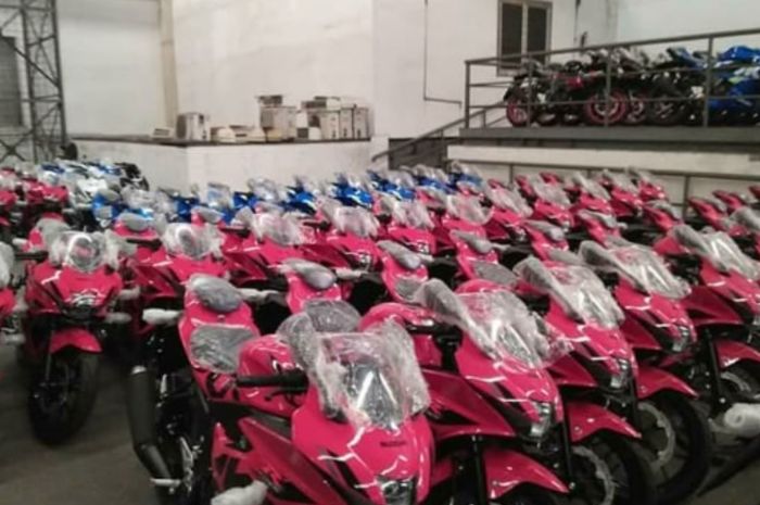 Suzuki GSX-R150 dengan warna pink tampak berada di gudang
