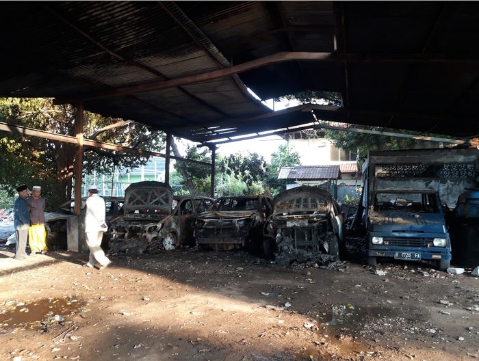 Enam mobil yang terbakar di tempat penitipan mobil Jalan Swadaya RT 06/RW 14 Kelurahan Cipinang Besar Utara, Jatinegara