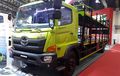 Gak Langgar Aturan! Hino Ranger FG 235 JU Standar Aja Sanggup Angkut 54 Motor atau 4 Mobil Sekaligus!