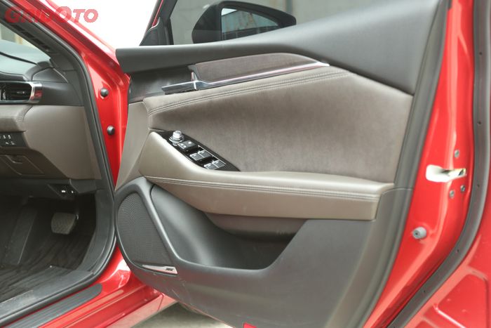 Desain panel pintu Mazda6 Elite Estate lebih dinamis berkat penggunaan Ultrasuede