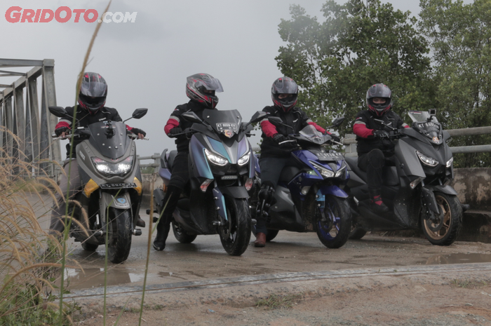 Para Rider MAXI YAMAHA Tour de Indonesia etape Balikpapan-Banjarmasin saat berada di tengah perjalan