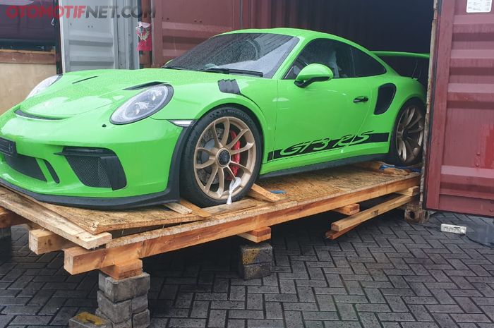 Penggagalan penyelundupan. Porsche GT3 RS yang diselundupkan via pelabuhan Tanjung Priok 