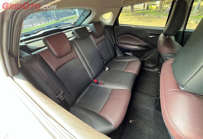Kabin belakang Suzuki Fronx SGX AT yang masih tergolong lega 