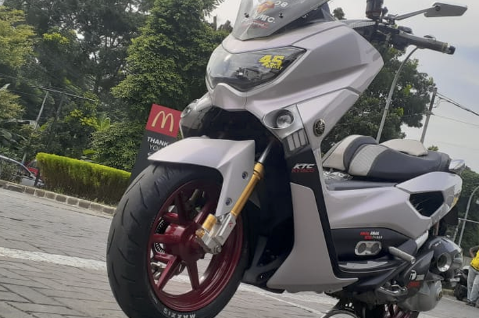 Kece! Yamaha NMAX lawas templok pelek Racing Boy (RCB) diguyur repaint bikin ngiler.