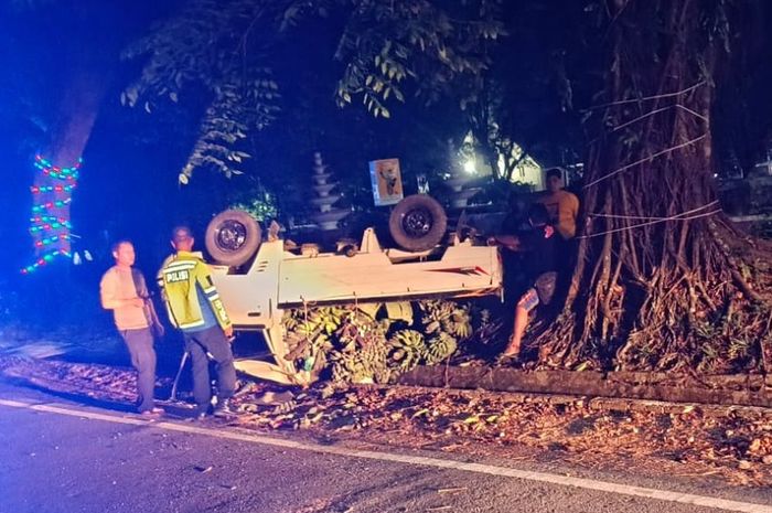 Kecelakaan tunggal Suzuki Carry muatan pisang terbalik di kawasan Taman Lokomobil, Mentok, Bangka Barat, Bangka Belitung