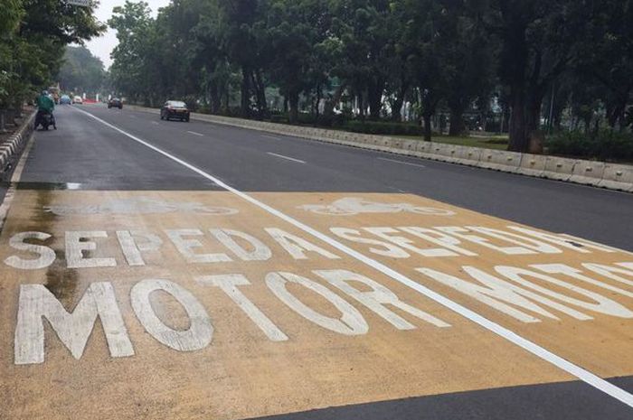Pengprov DKI membuat jalur khusus motor di Jl MH Thamrin