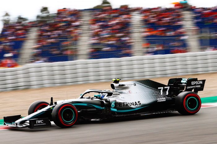 Catatkan rekor baru pembalap Mercedes, Valtteri Bottas  meraih pole position di kualifikasi F1 Spanyol 2019, mengungguli dari Lewis Hamilton