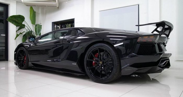 Lamborghini Aventador pakai pelek agresif buatan DMC warna hitam
