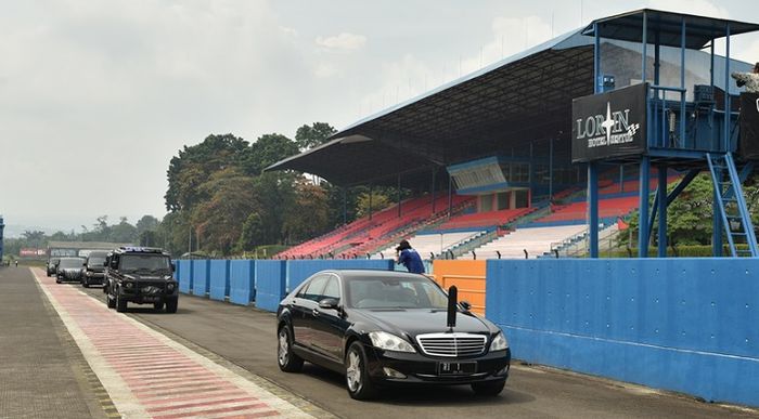 Rombongan Presiden Joko Widodo menjajal sirkuit Sentul, Bogor (6/3/2018).