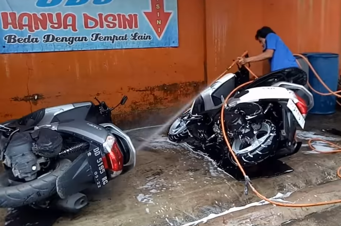 Cuci motor dengan cara direbahkan seperti ini tidak dianjurkan