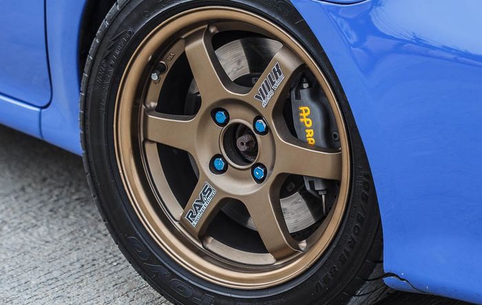 Modifikasi Toyota Vios lawas pakai pelek Volk Racing TE37 ukuran 15 inci